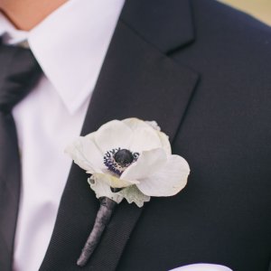 Kytice-korsáž pro ženicha z anemone