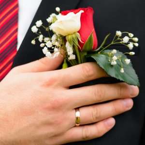 Svatební korsáž pro ženicha z bílé a červené růže a gypsophily