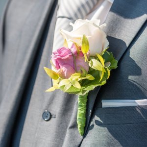 Kytice-korsáž pro ženicha z bílé a růžové růže 