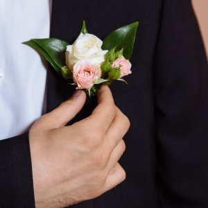 Svatební korsáž pro ženicha z bílé a růžových růží
