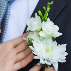 Svatební korsáž pro ženicha z bílé frézie a chryzantemy