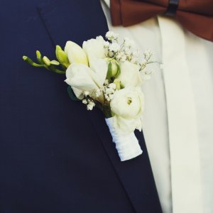 Svatební korsáž pro ženicha z bílé frézie a gypsophily