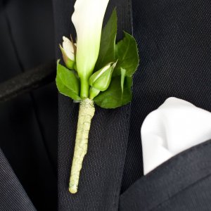 Svatební korsáž pro ženicha z bílé kaly a růže