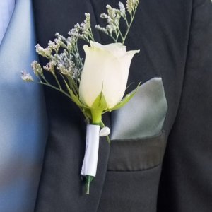 Kytice-korsáž pro ženicha z bílé růže