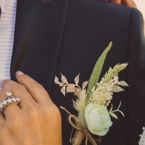 Svatební korsáž pro ženicha z bílé růže