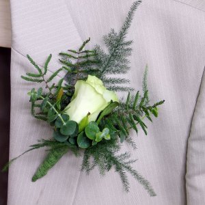Kytice-korsáž pro ženicha z bílé růže 