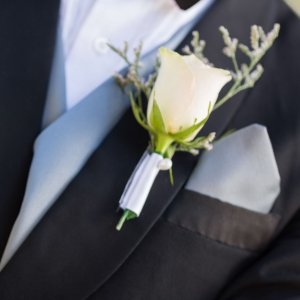 Kytice-korsáž pro ženicha z bílé růže 