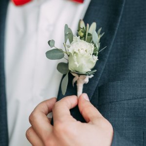 Svatební korsáž pro ženicha z bílé růže a eucalyptu