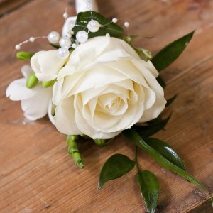Kytice-korsáž pro ženicha z bílé růže a frézie