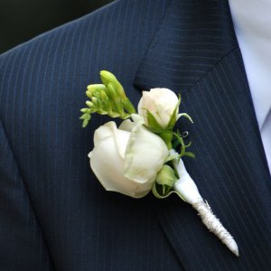 Svatební korsáž pro ženicha z bílé růže a frézie