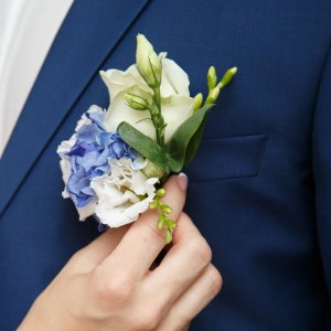 Kytice-korsáž pro ženicha z bílé růže a frézie