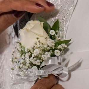 Kytice-korsáž pro ženicha z bílé růže a gypsophily
