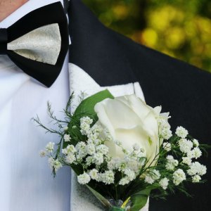 Kytice-korsáž pro ženicha z bílé růže a gypsophily 
