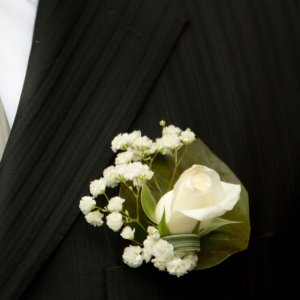 Svatební korsáž pro ženicha z bílé růže a gypsophily