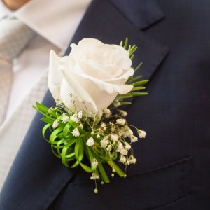 Kytice-korsáž pro ženicha z bílé růže a gypsophily 