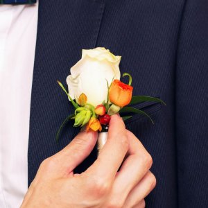 Kytice-korsáž pro ženicha z bílé růže a hypericum