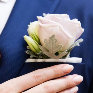 Svatební korsáž pro ženicha z bílé růže a senecio  maritima