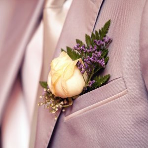 Kytice-korsáž pro ženicha z bílé růže, gypsophily a arachniodesu