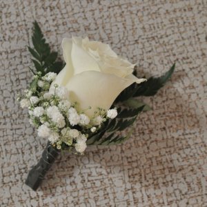 Kytice-korsáž pro ženicha z bílé růže, arachniodesu a gypsophily 