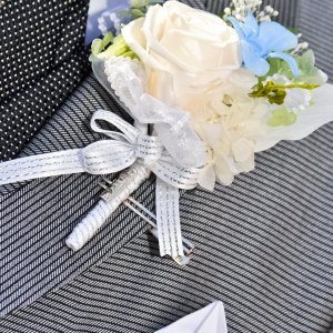Svatební korsáž pro ženicha z bílé růže, hortenzie a gypsophily