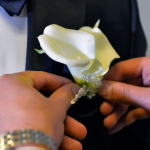 Svatební korsáž pro ženicha z bílých kal