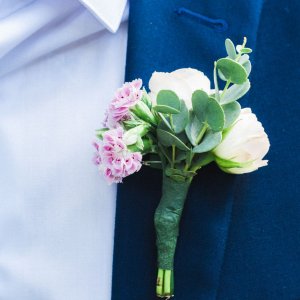 Kytice-korsáž pro ženicha z bílých růže a eucalyptu