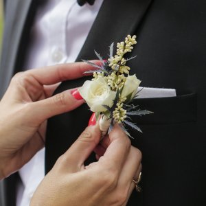 Svatební korsáž pro ženicha z bílých růží