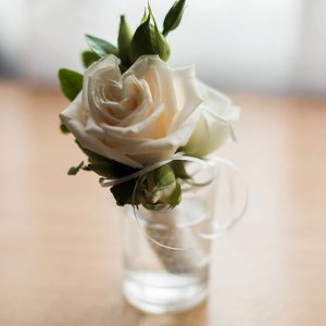 Kytice-korsáž pro ženicha z bílých růží