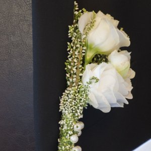 Kytice-korsáž pro ženicha z bílých růží a astilbe