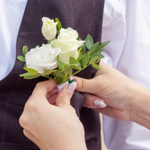 Svatební korsáž pro ženicha z bílých růží a eucalyptu