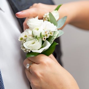 Svatební korsáž pro ženicha z bílých růží a gypsophily