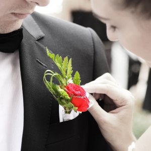 Kytice-korsáž pro ženicha z červené růže a arachniodesu
