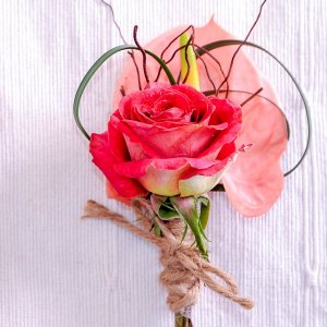 Kytice-korsáž pro ženicha z červené růže a anthurie