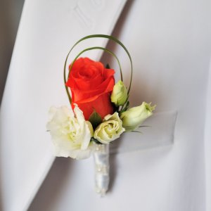 Kytice-korsáž pro ženicha z červené a bílých růží