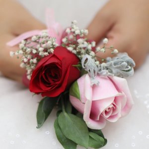Kytice-korsáž pro ženicha z červené a růžové růže a gypsophily