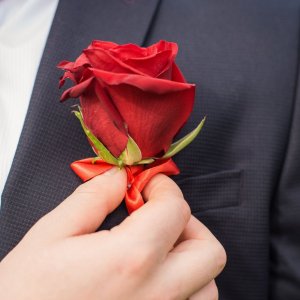 Kytice-korsáž pro ženicha z červené růže