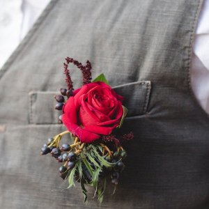 Kytice-korsáž pro ženicha z červené růže a astilbe