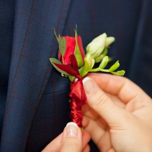 Svatební korsáž pro ženicha z červené růže a frézie