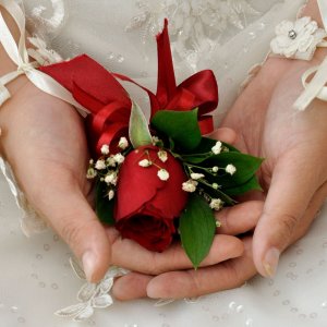 Kytice-korsáž pro ženicha z červené růže a gypsophily