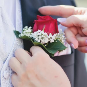 Svatební korsáž pro ženicha z červené růže a gypsophily