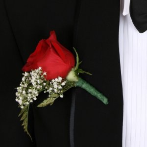 Svatební korsáž pro ženicha z červené růže  a gypsophily