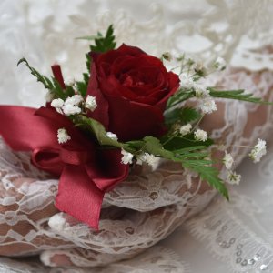 Kytice-korsáž pro ženicha z červené růže, arachniodesu a gypsophily