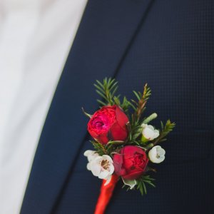 Svatební korsáž pro ženicha z červených růží