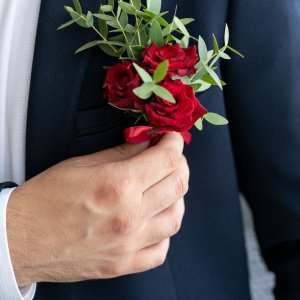 Svatební korsáž pro ženicha z červených růží  a eucalyptu
