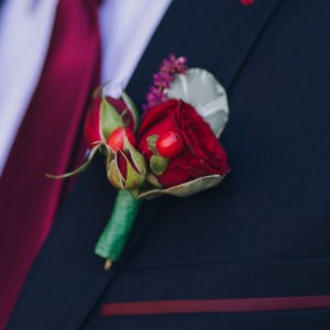Kytice-korsáž pro ženicha z červené růže, hypericum a astilbe