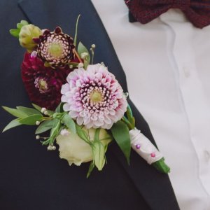 Svatební korsáž pro ženicha z chryzantemy růže