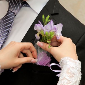 Svatební korsáž pro ženicha z frézie