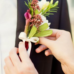 Svatební korsáž pro ženicha z frézie
