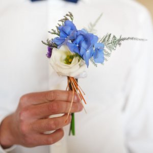 Svatební korsáž pro ženicha z hortenzie, růže a asparagusu