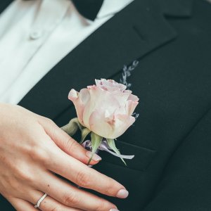 Kytice-korsáž pro ženicha z jedné růže